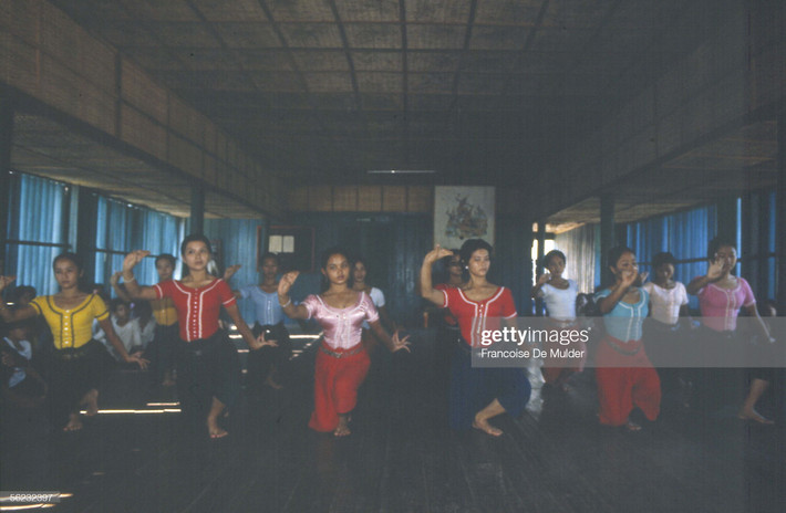 Các nữ học viên trong trường múa ở Phnom Penh.