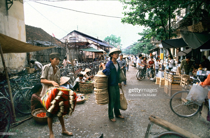 Bãi gửi xe đạp ở một khu chợ.
