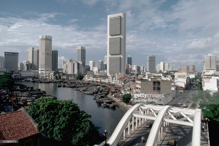 Một góc Singapore nhìn từ cầu Elgin, cây cầu biểu tượng có từ thế kỷ 19.