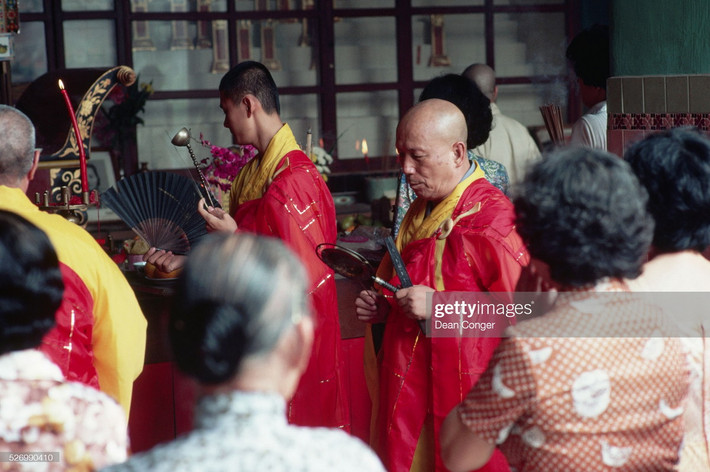 Các nhà sư làm lễ tại chùa Liên Sơn Song Lâm, di tích quốc gia của Singapore.