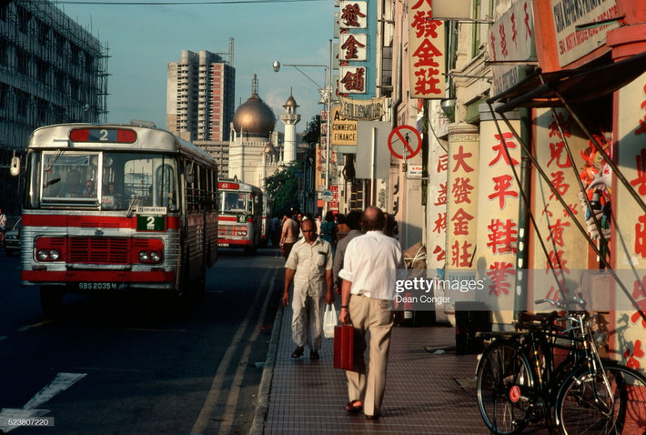 Trên một con phố ở Singapore thập niên 1980. Ảnh: Dean Conger/ Getty Images.