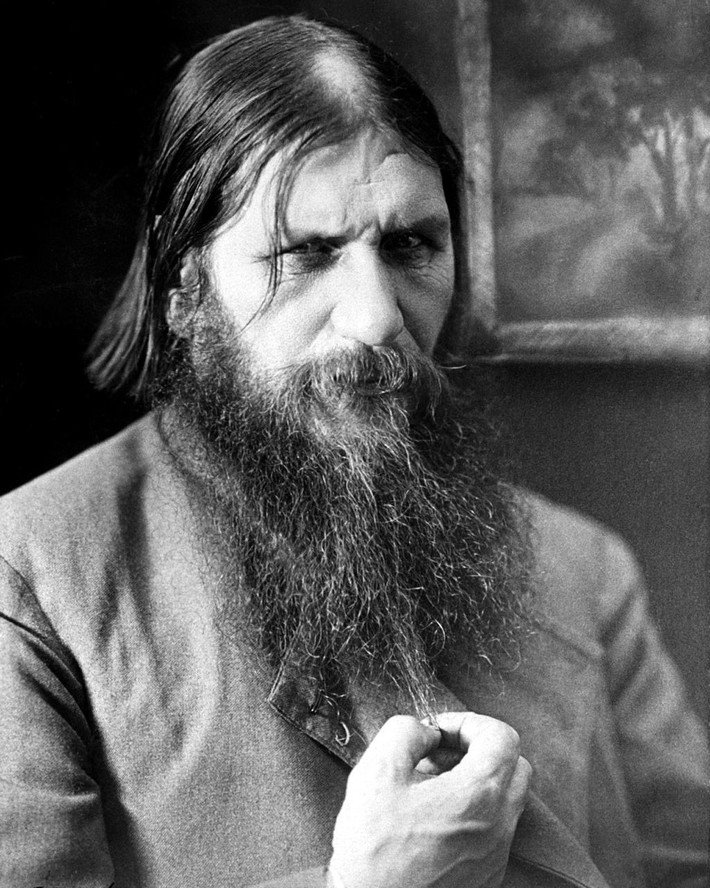 Tuy nhiên, một lúc sau, Rasputin đã tỉnh lại và cố gắng trốn thoát khỏi cung điện. Nỗ lực trốn thoát bất thành, Rasputin tiếp tục bị bắn và đánh cho một trận nhừ tử.
