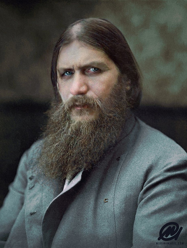 Rasputin đã giành được sự tín nhiệm của Sa hoàng Nicholas II và hoàng hậu Alexandra sau khi giúp cầm máu cho cậu con trai mắc chứng rối loạn đông máu của họ, Alexei, vào năm 1908.