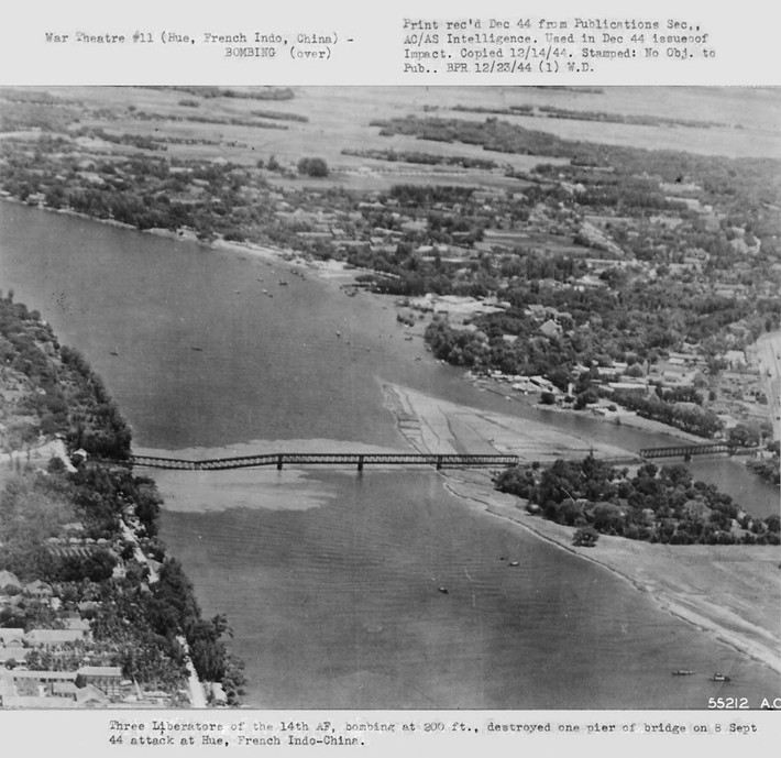 Cầu Bạch Hổ năm 1944, một đoạn bị sập do may bay Mỹ ném bom để chặn đường tiếp tế của quân Nhật đang đóng ở Huế.