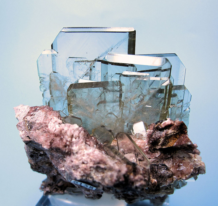 Baryte là khoáng vật bari phổ biến nhất. Chúng nặng khác thường so với các khoáng vật màu nhạt nói chung.