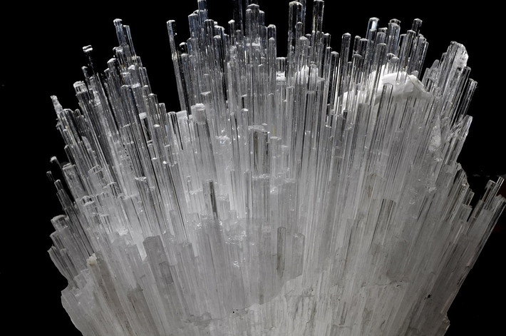 Scolecite là một khoáng vật aluminosilicat ngậm nước. Chúng thường có dạng que màu trắng hoặc không màu, khá phổ biến trong đá mắc-ma và đá biến chất.