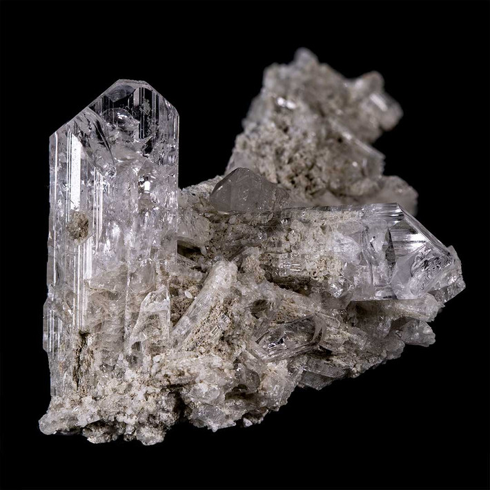 Danburite là một silicat bor canxi. Tinh thể của khoáng vật này có độ cứng lớn, trông giống đá topaz nên có thể được dùng làm đá quý.