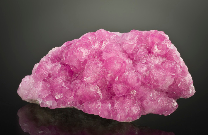 Cobaltian calcite là một dạng màu hồng của calcite, khoáng vật cacbonat phổ biến ở vỏ trái đất. Nó còn được gọi là đá Aphrodite, theo tên nữ thần Hy Lạp cổ đại gắn liền với tình yêu, sắc đẹp, niềm vui và phồn thực.