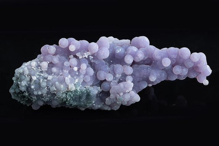 Chalcedony là thạch anh vi kết tinh, hình thành trong mạch và các hốc ở nhiều loại đá khác nhau. Chalcedony thường có màu trắng, và xanh da trời nhạt, nhưng cũng xuất hiện ở dạng "chùm nho" với màu tím. Đây là loại đá quen thuộc trong ngành chế tác đá quý.