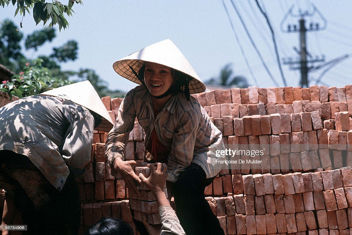 Người phụ nữ vận chuyển gạch tại một xưởng gạch ở Huế, 1989.