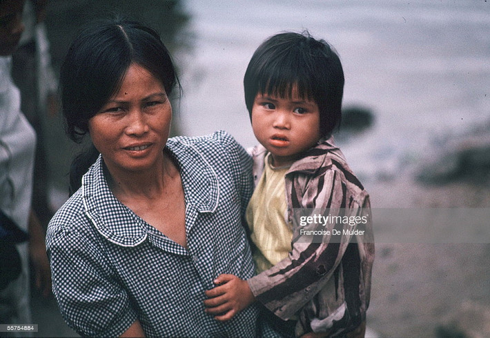 Chân dung hai mẹ con ở Huế, 1989.