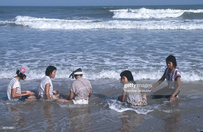 Các thiếu nữ ngâm mình trong nước biển ở Bãi Sau, Vũng Tàu, 1989.