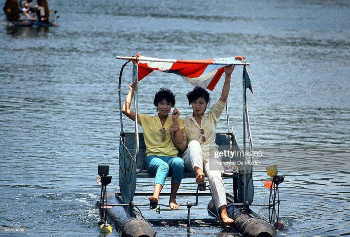 Hai cô gái thư giãn trên mặt hồ ở Hà Nội năm 1989.