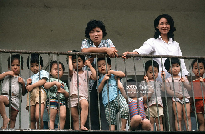 Hai nữ giáo viên trẻ tại một trường mầm non ở Vinh, 1989.