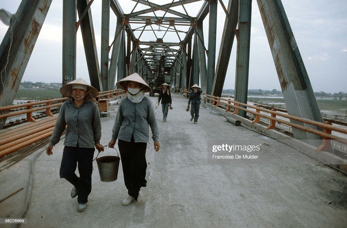 Các nữ công nhân trên công trường xây dựng cầu Chương Dương ở Hà Nội, 1988.