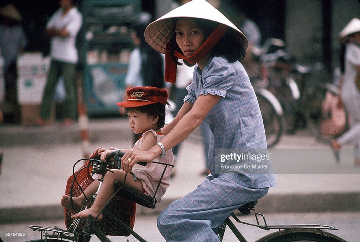 Bà mẹ chở con nhỏ trên xe đạp, TP. HCM năm 1989.