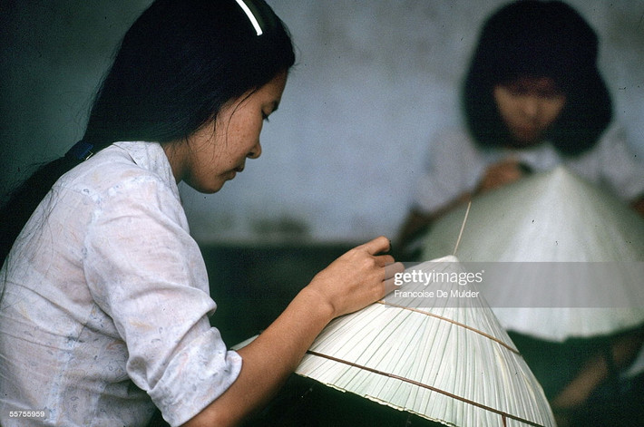 Người phụ nữ làm nón trong một xưởng sản xuất nón bài thơ ở Huế, 1989. Ảnh: Francoise De Mulder/ Getty Images.