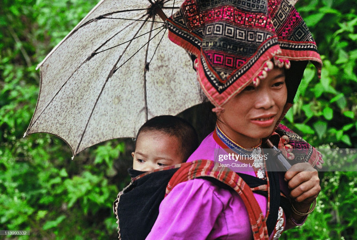 Bà mẹ người dân tộc Thái Đen địu con trên lưng ở Sơn La.