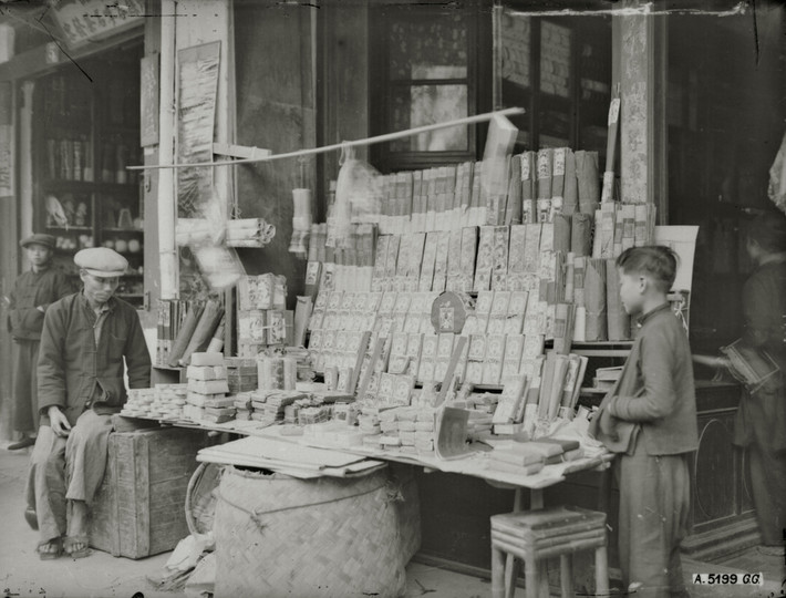 Một cửa hàng bán pháo và hương trầm ở Hà Nội dịp Tết năm 1929. Đốt pháo nổ trong dịp Tết để xua đuổi ma quỷ là một truyền thống được duy trì ở Việt Nam cho đến năm 1995, thời điểm có luật cấm đốt pháo để hạn chế tai nạn do pháo.