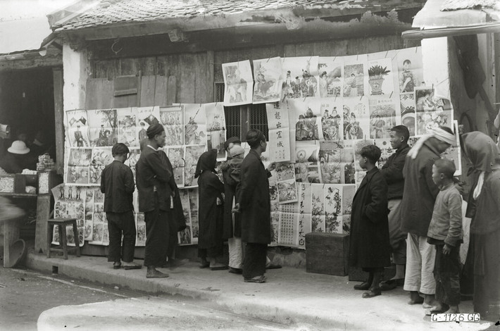 Quầy tranh Tết trên một con phố Hà Nội năm 1929. Treo tranh Tết trong nhà là tập quán phổ biến của người Việt vào dịp Tết Nguyên Đán một thế kỷ trước.