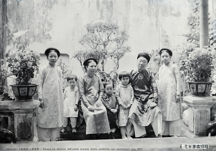 Một gia đình Hà Nội chụp ảnh kỷ niệm vào dịp Tết, thập niên 1920. Mời quý độc giả xem video: Đi tìm Tết Việt. Nguồn: VTC14.