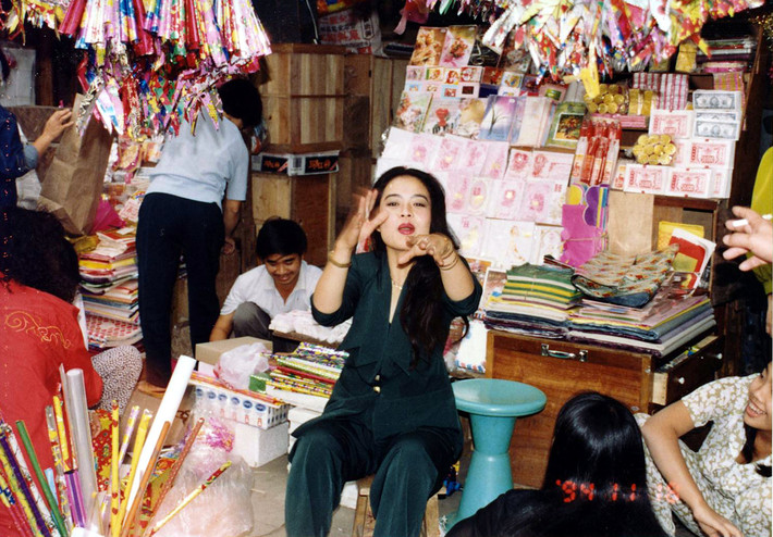 Người đẹp phố Hàng Mã với trang phục thời thượng ngày ấy.