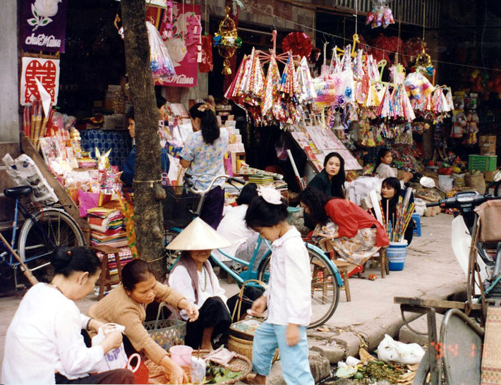 Trên hè phố Hàng Mã.