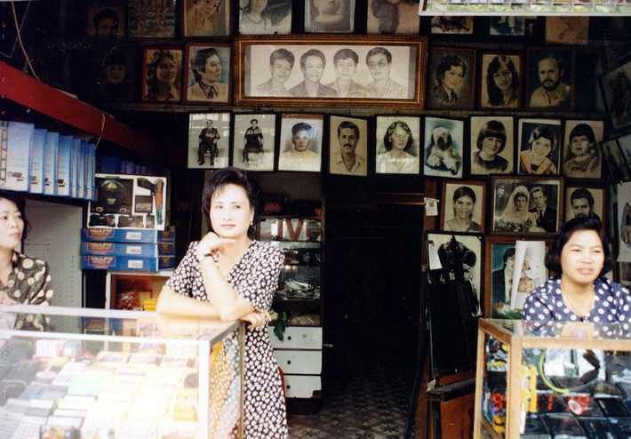 Tại một hiệu ảnh.