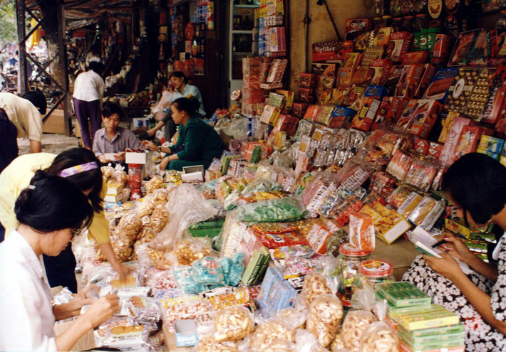 Các cửa hàng bán bánh kẹo.
