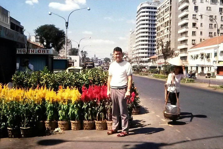 Tác giả bộ ảnh chụp hình kỷ niệm tại chợ hoa Nguyễn Huệ 1971.