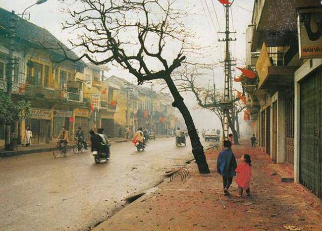 Đường phố Hà Nội những ngày Tết xưa.