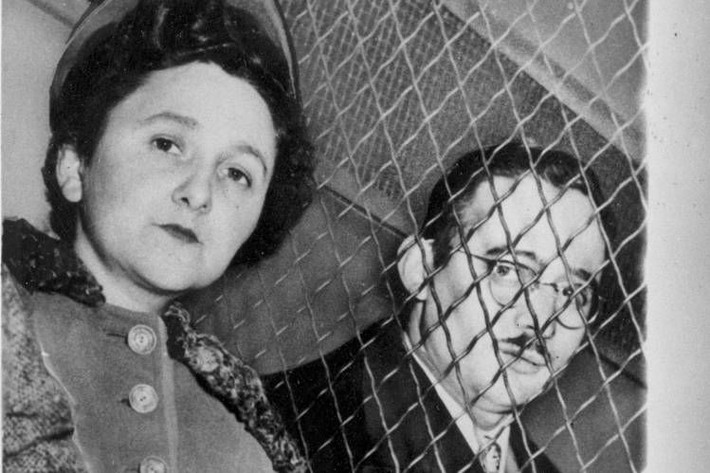 Đến năm 1950, mạng lưới tình báo của họ bị bại lộ. FBI đã bắt giữ Ethel và Julius cùng với các điệp viên khác có liên quan trong năm này.