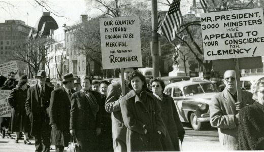 Bà Ethel Rosenberg và chồng đã bị hành quyết trên ghế điện tại nhà tù Sing Sing vào năm 1953. Cái chết của họ đã gây ra một làn sóng phẫn nộ trong dân chúng Mỹ vì bản án bị cáo buộc là vô nhân đạo.