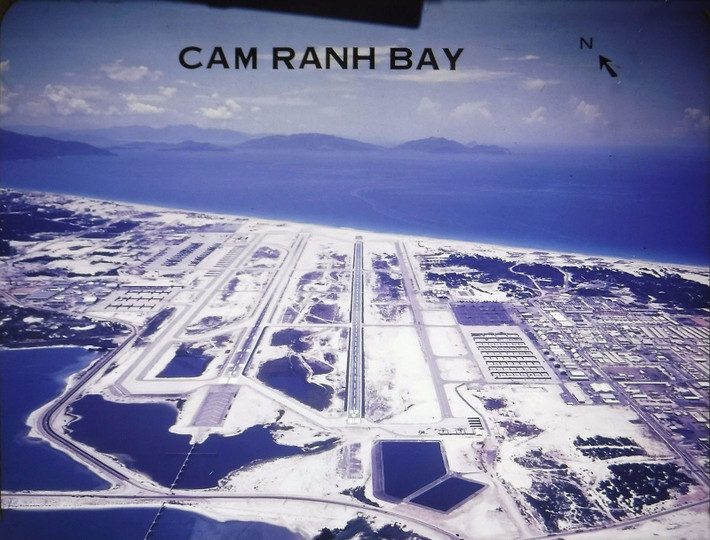Toàn cảnh căn cứ không quân Cam Ranh, chính giữa là đường băng của sân bay.