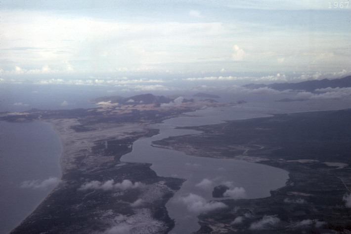 Vịnh Cam Ranh nhìn từ phía Tây Bắc, với sân bay Cam Ranh ở bên trái, ảnh chụp từ máy bay Mỹ, 1967. Ảnh: Phillip M. Kemp.
