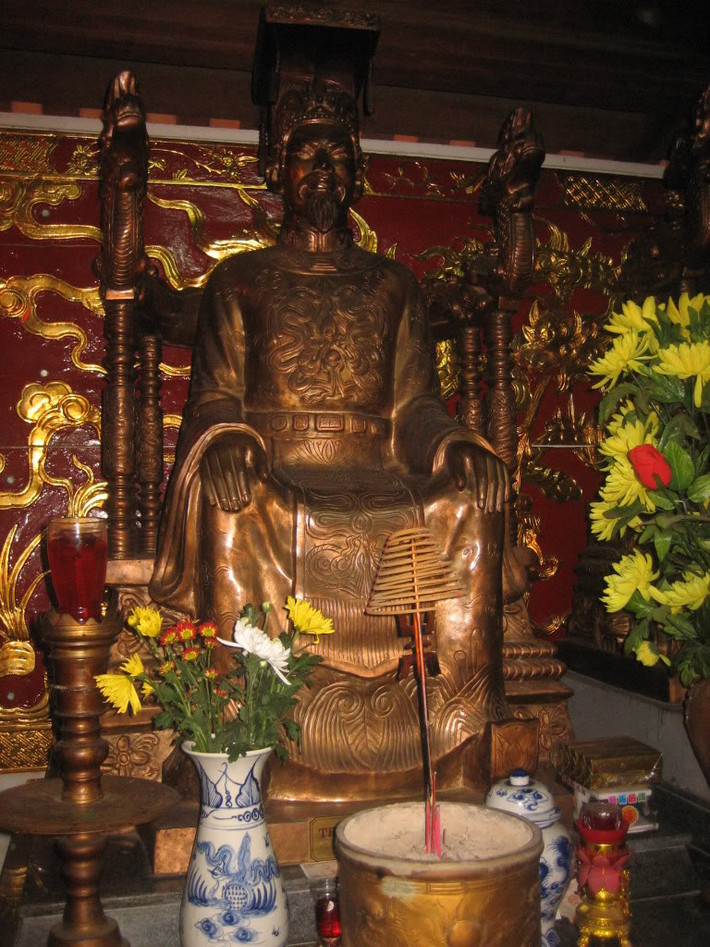 Trong số các vị vua chúa tuổi Tý nổi tiếng sử Việt phải kể đến Trần Thánh Tông (Canh Tý, 1240-1290) là vua thứ hai nhà Trần. Ông ở ngôi 21 năm, truyền ngôi cho con là Trần Nhân Tông rồi làm Thái thượng hoàng. Khi quân Nguyên - Mông xâm lược nước ta lần 2 và 3 ông cùng vua con lãnh đạo cuộc kháng chiến thắng lợi. Sau đó, ông lui về Bắc cung tu Phật, chuyên tâm soạn kinh sách Phật.