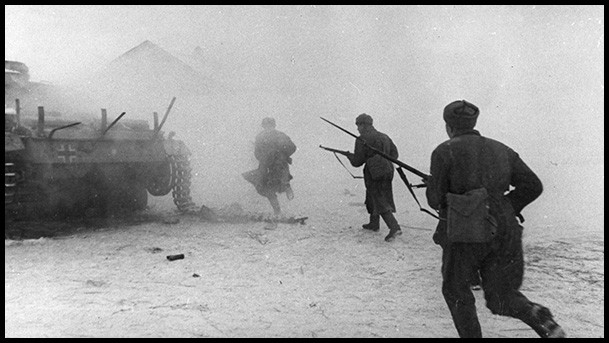 5. Trong Chiến tranh thế giới thứ 2, Đức Quốc Xã đã chiếm Crimea vào năm 1942, sau nhiều tháng bao vây và không kích dữ dội bán đảo này. Sau cuộc chiến, Liên Xô đã tiến hành tái thiết Crimea và biến bán đảo thành một tỉnh, gọi là Crimean Oblast.