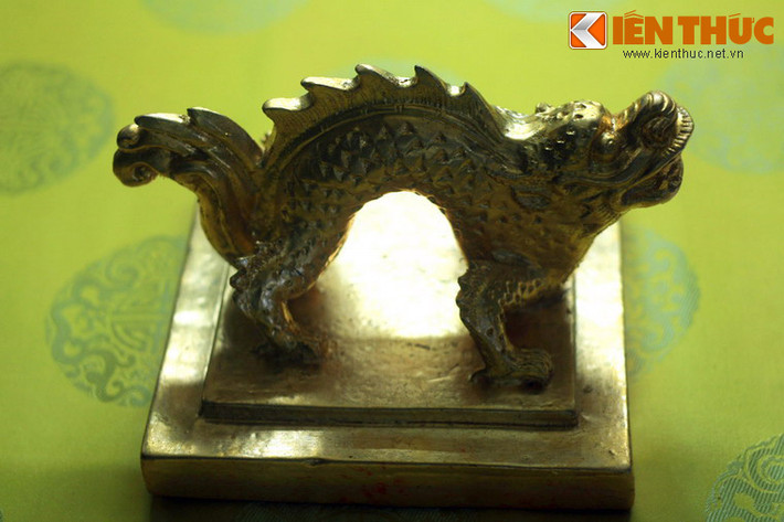 Ấn Văn lý mật sát bằng vàng, đúc vào niên hiệu Đồng Khánh nguyên niên (1886). Ấn này được dùng để đóng vào các chỉ dụ, sớ chương đã có tẩy xóa hoặc thêm vào những chỗ giáp nhau của hai tờ văn bản quan trọng.