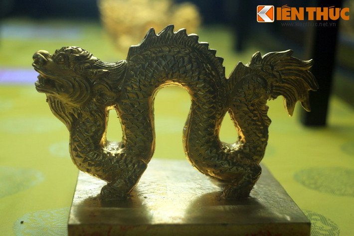Ấn Từ Minh Huệ hoàng hậu chi bảo bằng bạc mạ vàng, đúc vào thời Thành Thái, Duy Tân, khoảng cuối năm 1906 đến giữa năm 1907. Đây là ấn của Từ Minh Huệ hoàng hậu (mẹ của vua Thành Thái).