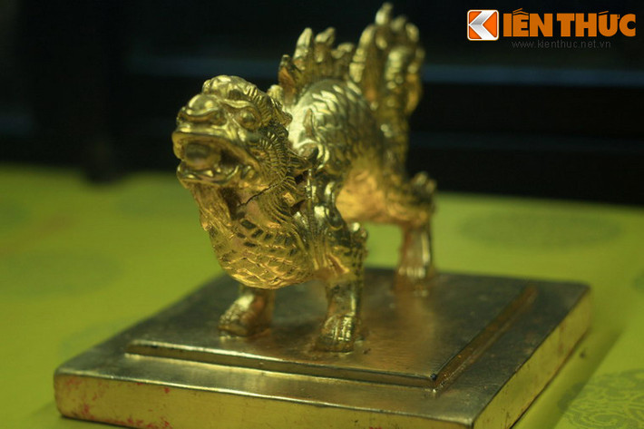 Ấn Giản Tông Nghị hoàng đế chi bảo bằng vàng đúc vào niên hiệu Kiến Phúc nguyên niên (1883). Giản Tông Nghị hoàng đế là miếu hiệu của vua Kiến Phúc. Sau khi vua Kiến Phúc mất, vua Hàm Nghi chi thị đúc ấn này để dâng miếu hiệu, dùng để thờ trong Thế Miếu.