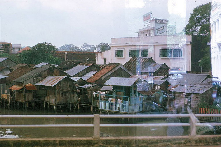 Khu ổ chuột ven sông nhìn từ cầu Phan Thanh Giản.