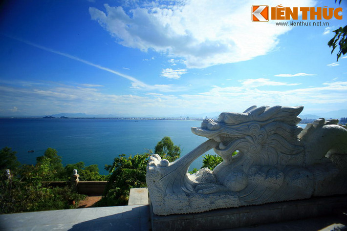 Từ khoảng sân phía trước tượng Quán Thế Âm, du khách thập phương có thể nhìn được một khoảng không gian rộng lớn gồm toàn bộ cảnh thành phố Đà Nẵng cùng núi rừng và biển đảo Sơn Trà một cách hoàn hảo.