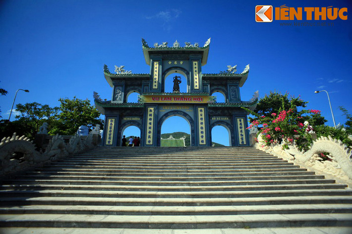 Từ trục đường chạy ven bán đảo Sơn Trà, một con đường nhỏ uốn lượn sẽ dẫn lên chùa. Ngôi chùa hiện ra với 20 bậc thềm đá và cánh cổng tam quan bề thế.