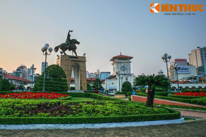 Việc di dời các tượng đài nổi tiếng của TP HCM khỏi vj trí truyền thống khiến cư dân thành phố cảm thấy luyến tiếc. Nhiều người đã tranh thủ chụp ảnh kỷ niệm với các tượng đài này trước ngày di dời.
