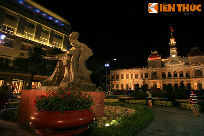 Tại vị trí tượng đài cũ, cảnh quan sẽ được cải tạo để đặt một tượng đài mới có quy mô và tính thẩm mỹ cao hơn. Bức tượng mới sẽ được làm bằng đồng, tư thế đứng toàn thân với chiều cao 6,3 m. Vị trí đặt bức tượng mới sẽ xa trụ sở UBND TP hơn, và hướng về phía sông Sài Gòn.