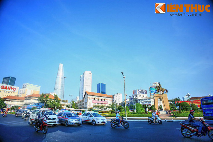 Một tượng đài nổi tiếng khác của TP HCM là tượng đài Trần Nguyên Hãn ở vòng xoay trước chợ Bến Thành, Quận 1 cũng sắp được di dời để phục vụ cho dự án tàu điện ngầm Bến Thành - Suối Tiên. .