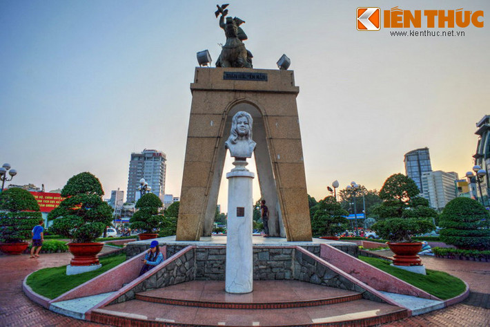 Tượng đài Quách Thị Trang, do Hội Sinh viên học sinh Sài Gòn lập năm 1964 ở phía trước tượng đài Trần Nguyên Hãn cũng sẽ được di dời đến một vị trí mới để người dân có thể thăm quan.