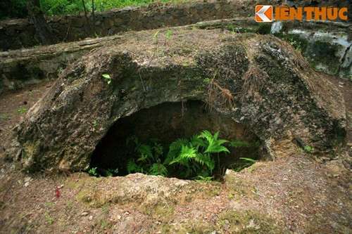Đặc biệt, nhà nghiên cứu Trần Viết Điền khẳng định gạch dùng để xây mộ là loại gạch Tây Sơn, sau khi đối chiếu với loại gạch ở gò Viên Khâu, đàn Phương Trạch, Học cung Long Hồ... các công trình xây cất dưới triều đại Tây Sơn.