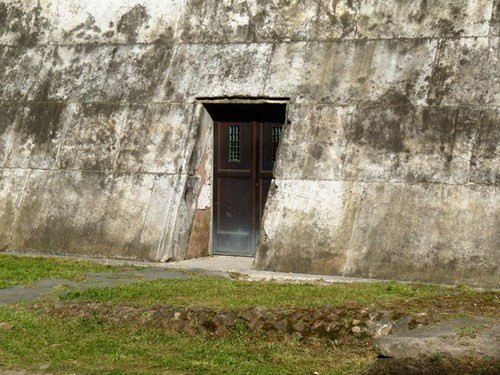 Khi mới xây, kim tự tháp này không hề có lối vào do lăng mộ được niêm phong kín ngay khi vừa xây dựng xong. Hiện tại, một cánh cửa đã được trổ dưới chân tháp để phục vụ nhu cầu nghiên cứu và thăm quan của du khách.