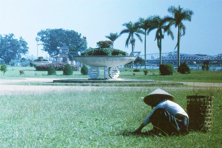 Công viên bên bờ sông Hương.